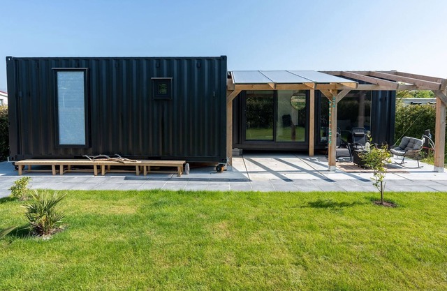Luxurious, Eco, Steel Cabin with bath and large private garden.