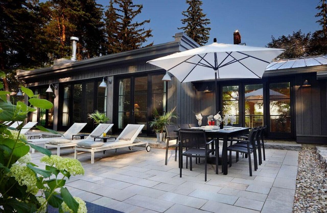 Luxurious farmhouse on Westlake Shore Sandbanks