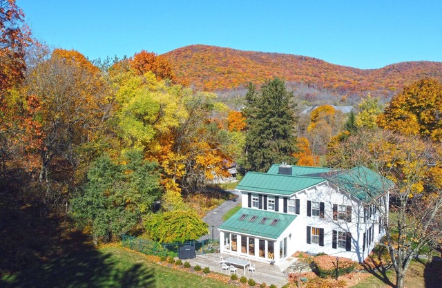 Luxurious Farmhouse - 8 mins to Beaver Stadium