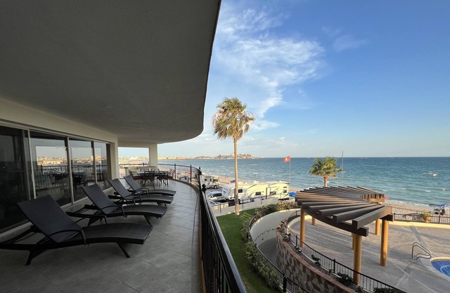 Luxurious former model - 4 bed/4 bath/4 pools wrap around balcony