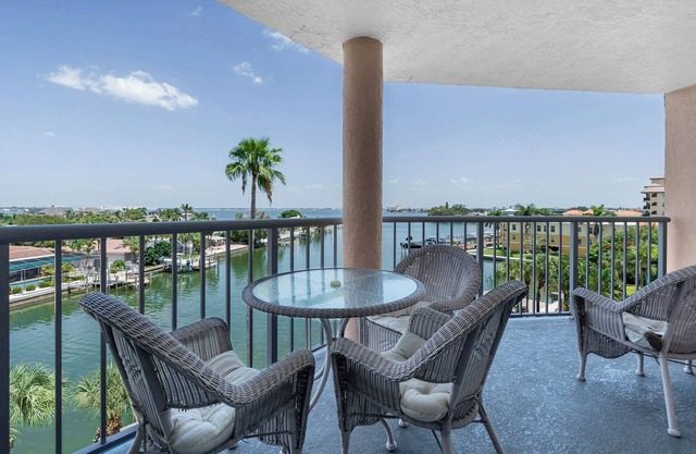 Luxurious, fully-equipped 5th floor condo with breathtaking Gulf & Bay views