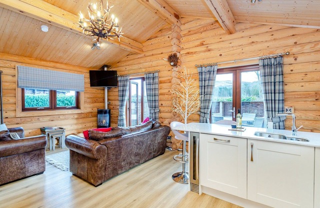 Luxurious real log lodge.