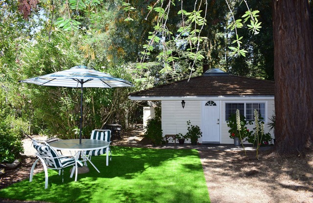 Luxurious Guesthouse Cottage in Saratoga- Upscale area.