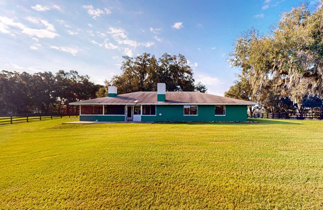 Luxurious guesthouse with screened porch, central A/C and lake view