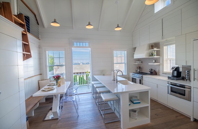 Luxurious Harbor View "Lizzie" Cottage! Walk & bike to everything!