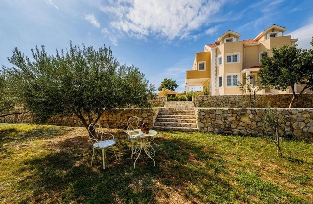 Luxurious Haven Villa with Pool and Mediterranean Garden - Five Bedroom Villa with Pool