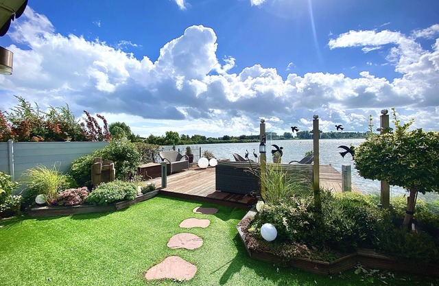 Luxurious holiday home directly on the lake