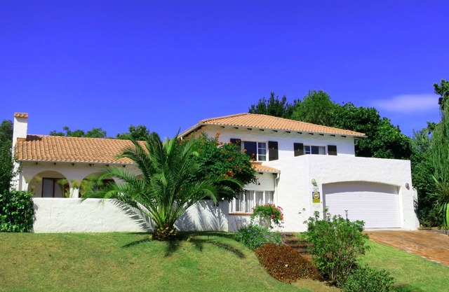 Luxurious holiday home, solar heated pool, near Cape Town