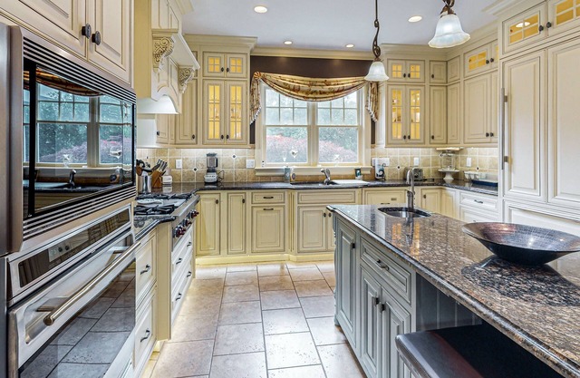 Luxurious home steps away from beach w/spacious outdoor living area