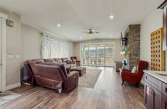 Luxurious home w/a great lake view & spacious deck - near casino & town