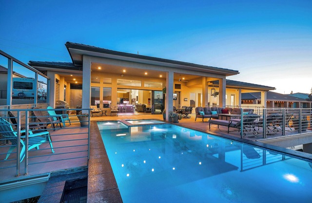 Luxurious Home w Panoramic Views + Infinity Pool!