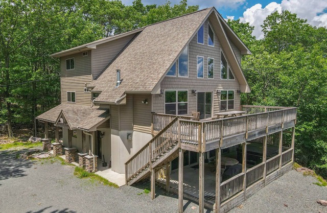 Luxurious home with hot tub for 7, game room, fireplace, central AC, & WD