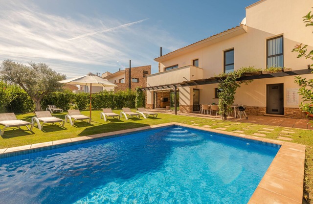 Luxurious house 5 min from the beach. Garden and private pool in a unique environment
