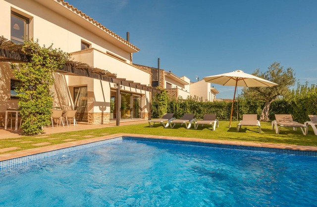 Luxurious house 5 min from the beach. Garden and private pool in a unique environment
