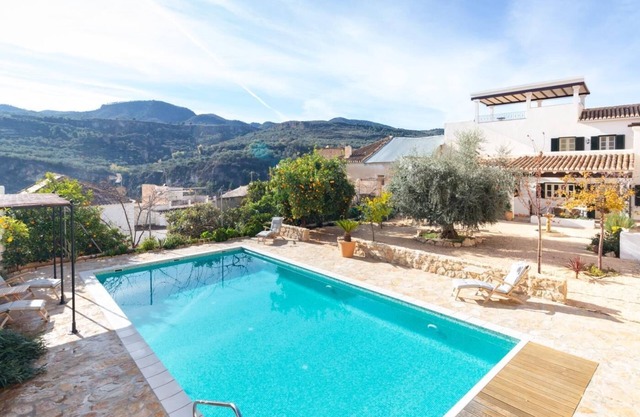 Luxurious house with pool, views, and parking.