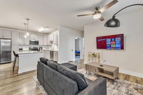 Luxurious King 3BR Suite Mins to Downtown Durham!
