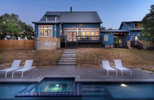Luxurious Lake Park House: Sleeps 25, Pool, Hot-tub, Firepit and Game Room!