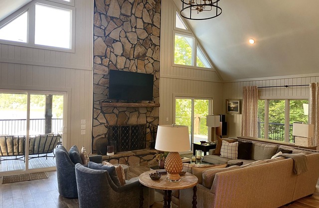 Luxurious Lakefront Retreat