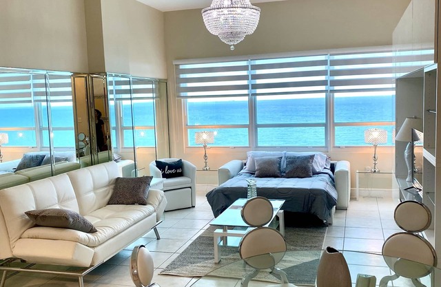 Luxurious large Direct Ocean Front Penthouse Beach access&Free parking-Remodeled