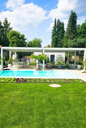 Luxurious large home with Pool, Garden, Koi Pond