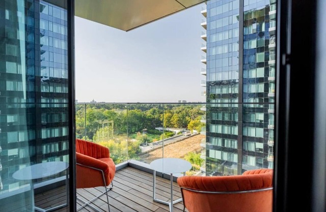 Luxurious Living Panoramic Park & City Views