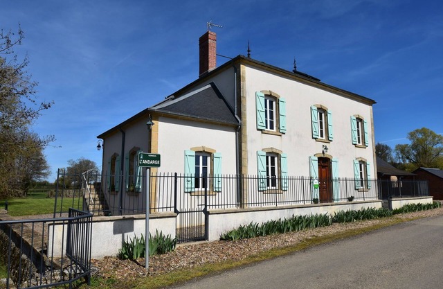 Luxurious Mansion in Verneuil with Whirlpool