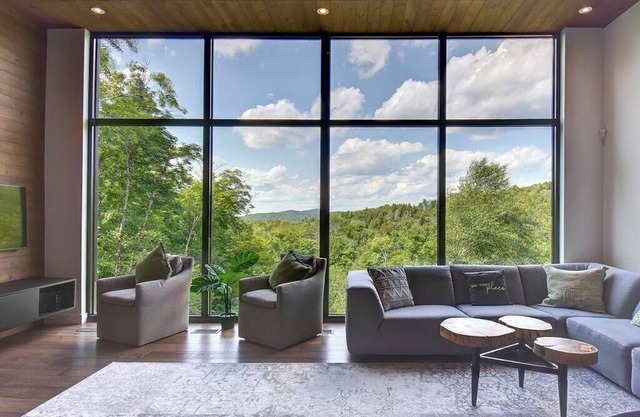 Luxurious Modern Mansion - Private Jacuzzi & Sauna by KŌZĒ Stays