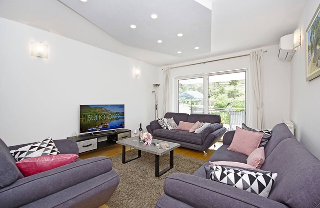 Luxurious, modern and spacious apartment with balcony near Omis sand beach