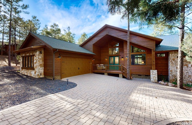 Luxurious mountain home w/firepit & grill - close to hiking, fishing, & golf