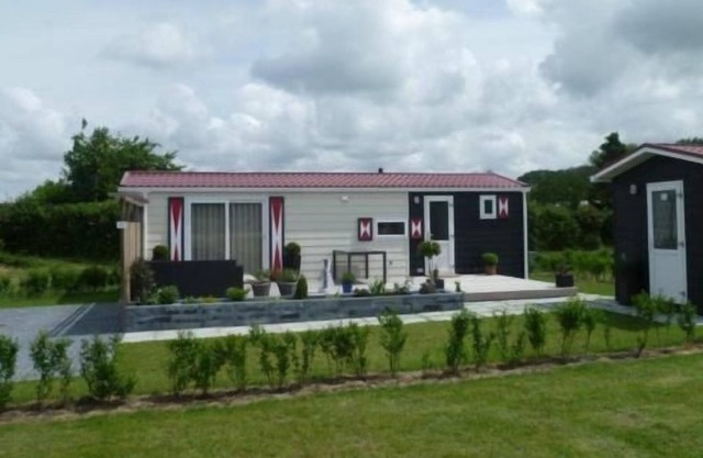 Luxurious 4-person chalet at family park in Serooskerke