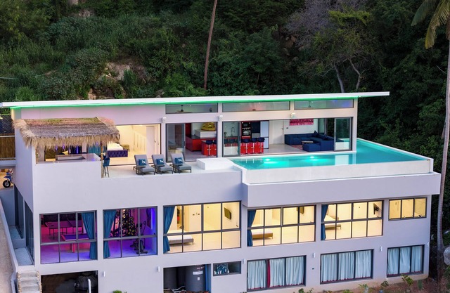 Luxurious ocean view 4-bedroom L-shaped pool villa