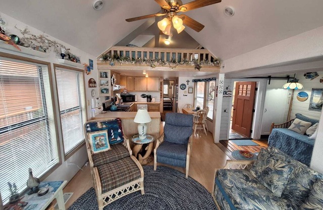 Luxurious Oceanfront Cabin 7 Getaway w/Hot Tub : stunning views, private hot tub, and cozy comfort. (Private Beach Owned by White Rock Resort)