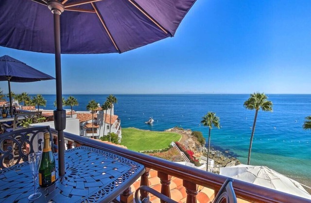 Luxurious Oceanfront Hamilton Cove Penthouse suite w/stunning panoramic views!