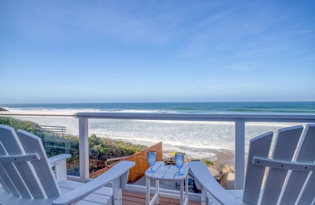 Luxurious Oceanfront, Private Beach Access, Gourmet Kitchen, Hot Tub, and more!
