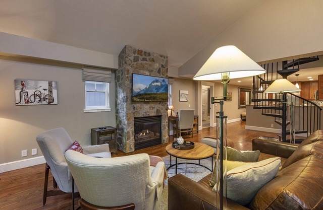 Luxurious Pet-Friendly 3-Bedroom Residence With Amenities