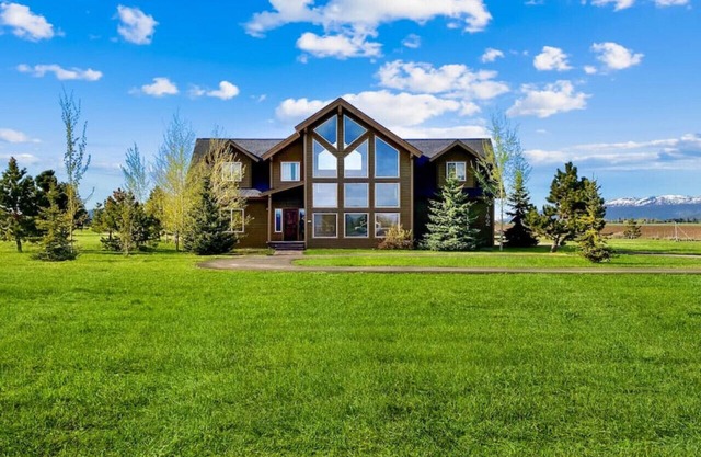 Luxurious, Private Cabin w/Hot Tub & Volleyball