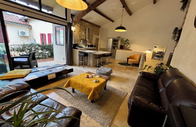 Luxurious Provencal apartment, charming terrace & calm. Village center Eyragues