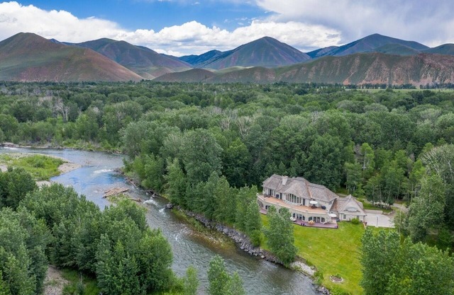 Luxurious Riverfront retreat- fishing, skiing, hiking, biking at your doorstep