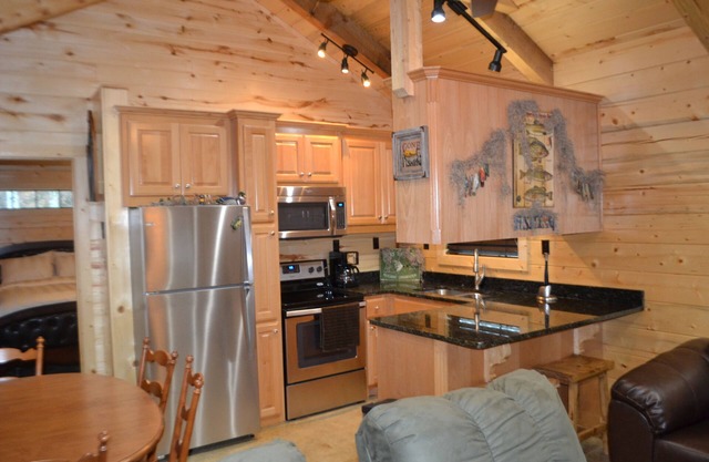 Luxurious Romantic Log Cabin North of Shreveport