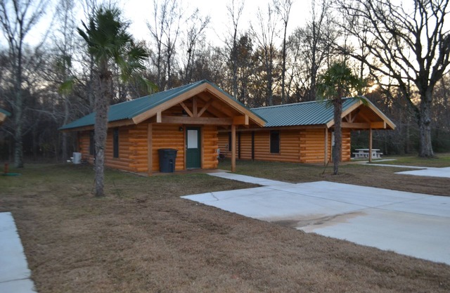 Luxurious Romantic Log Cabin North of Shreveport