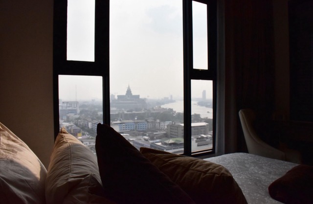 Luxurious room river view+1min Skytrain+Wifi Entire place for 4-5 people.