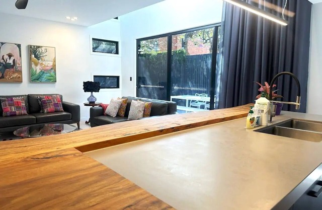 Luxurious spacious house-pool, bath & park 3 cars