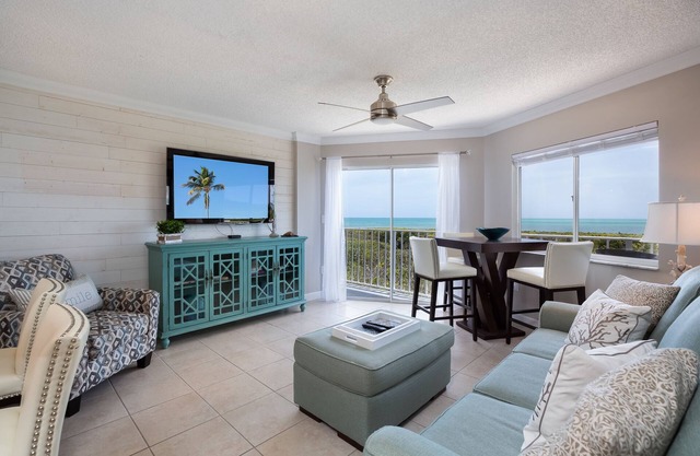 Luxurious Suite w/Sweeping Ocean Views + Pool Beach & Cabana Bar