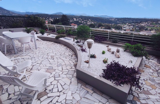 Luxurious T2 with 62m2 terrace, magnificent unobstructed sea and mountain views.