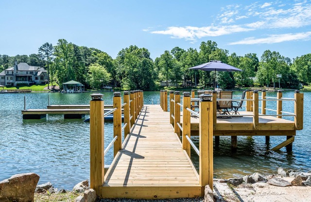 Luxurious Urban Farmhouse on Lake Norman w Optional Guest House and Boat Rental