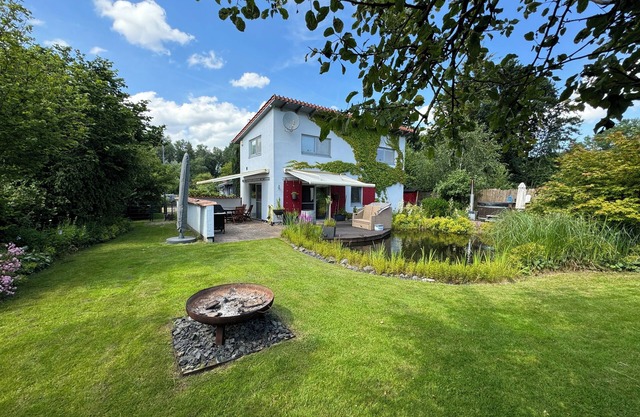 Luxurious vacation home directly on the Ems-Jade Canal Sauna, hot tub, whirlpool, fireplace