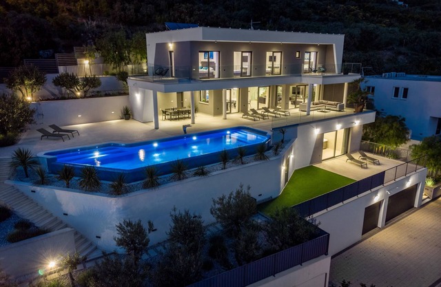 Luxurious Villa ADA with hot tub, sauna, gym, infinity pool, sea views!