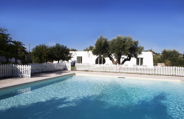Luxurious Villa, Large Pool + Garden. Great Location.