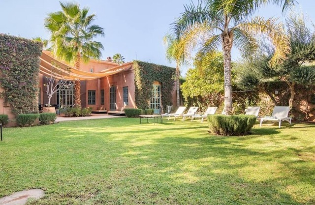 Luxurious Villa exclusively in Marrakech with peaceful swimming pool not overlooked