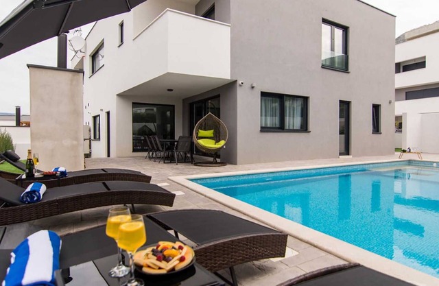 Luxurious villa with heated pool near Split